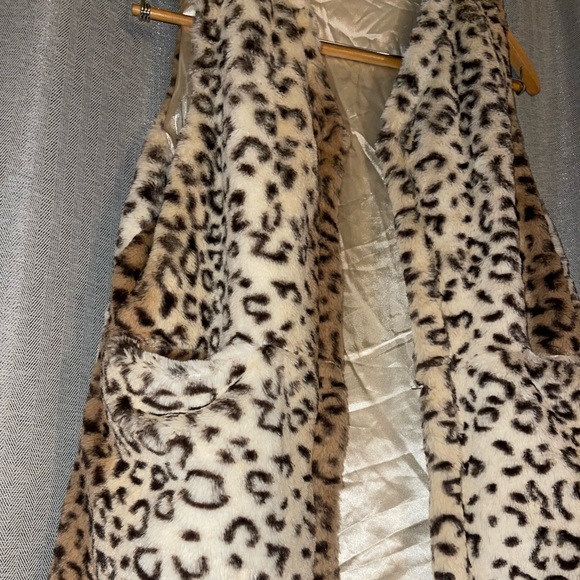 Leopard Vest - Picture 2 of 8